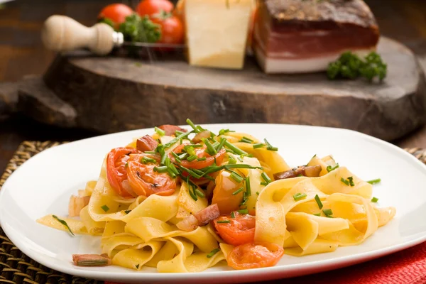 Pasta with bacon and tomatoes — Zdjęcie stockowe
