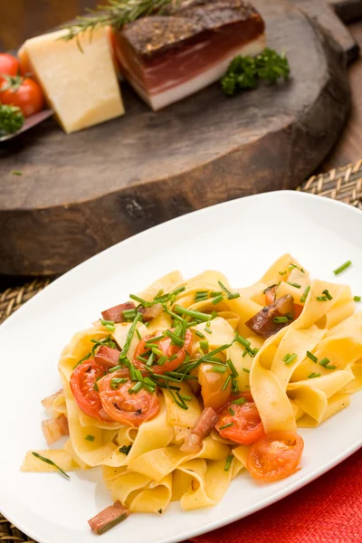 Pasta con pancetta e pomodori — Foto Stock