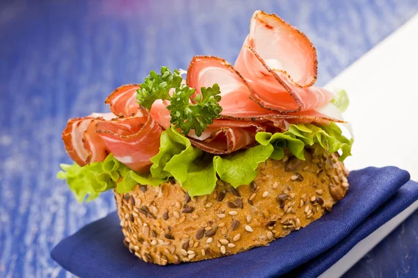 Бутерброд з беконом і салат — стокове фото