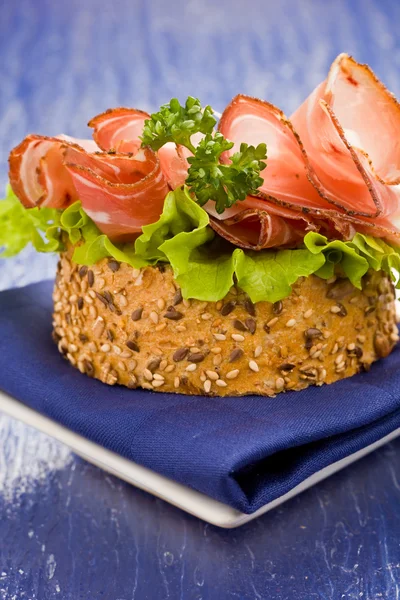 Sandwich cu slănină și salată — Fotografie, imagine de stoc