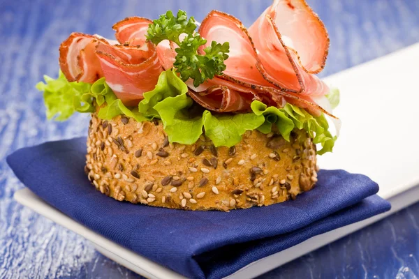 Sandwich mit Speck und Salat — Stockfoto