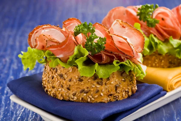 Sanduíche com bacon e salada — Fotografia de Stock