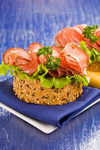 Sandwich con tocino y ensalada — Foto de Stock