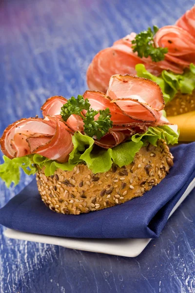 Sanduíche com bacon e salada — Fotografia de Stock