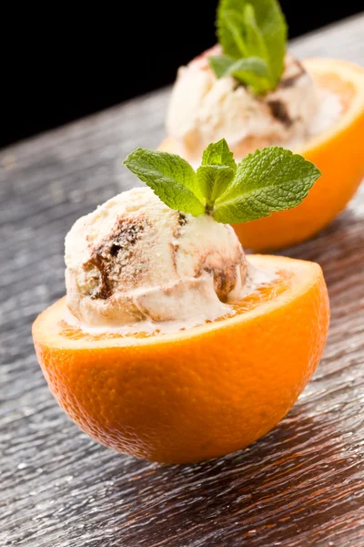 オレンジとアイスクリームのデザート — ストック写真