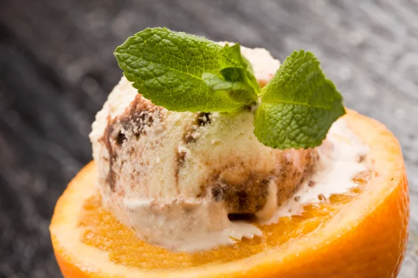 Оранжевий і морозиво - десерт — стокове фото