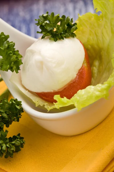Cucchiaio con pomodoro e mozzarella — Foto Stock