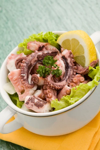 Салат из осьминога — стоковое фото