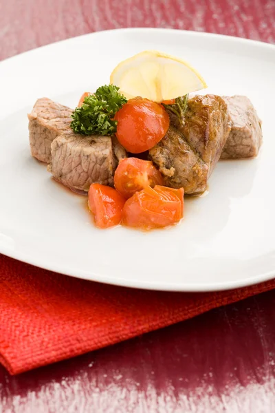 Vlees met verse tomaten — Stockfoto