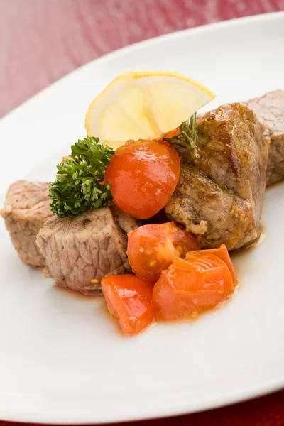 Meat with fresh tomatoes — Stock Photo, Image