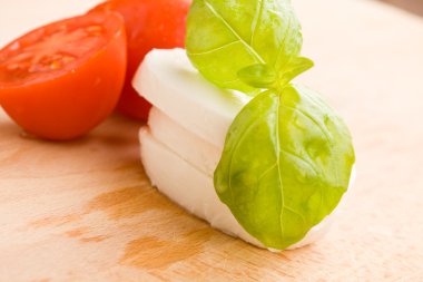 domates ve mozzarella peyniri kesme tahtası üzerinde