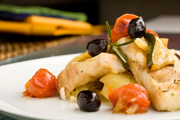 Merluzzo al forno con olive e pomodori — Foto Stock