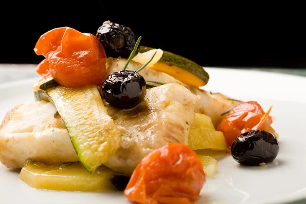 Ugnsbakad torsk med oliver och tomater — Stockfoto