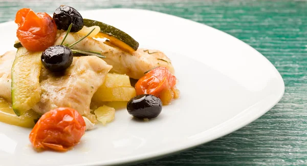 Gebackener Kabeljau mit Oliven und Tomaten — Stockfoto