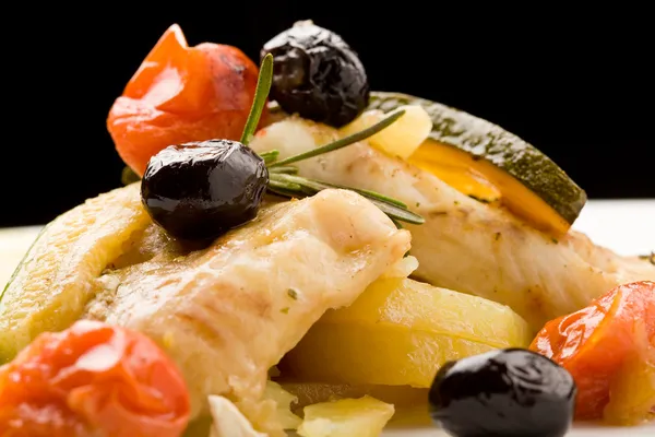 Gebackener Kabeljau mit Oliven und Tomaten — Stockfoto