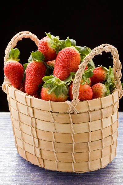 Φράουλες μέσα σε ένα καλάθι — Φωτογραφία Αρχείου