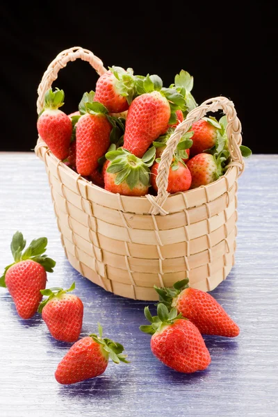 里面一篮草莓 — 图库照片