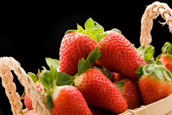 里面一篮草莓 — 图库照片