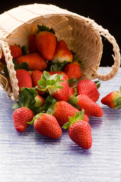 Φράουλες μέσα σε ένα καλάθι — Φωτογραφία Αρχείου