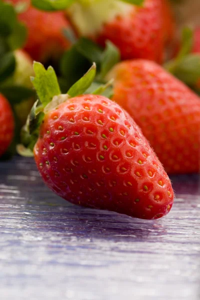 Erdbeeren in einem Korb — Stockfoto