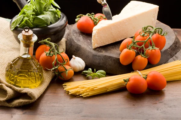 Ингредиенты для макарон с томатным соусом — стоковое фото