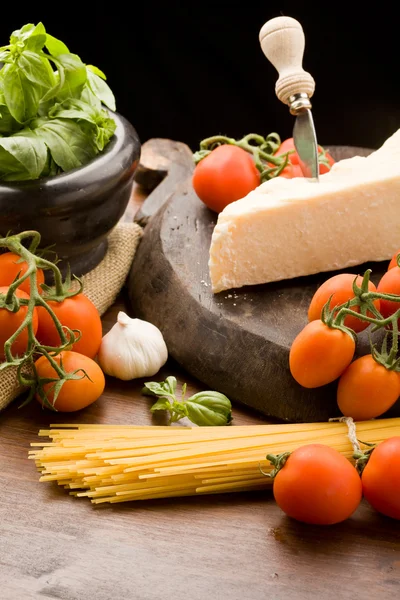 Ingredientes para massas com molho de tomate — Fotografia de Stock