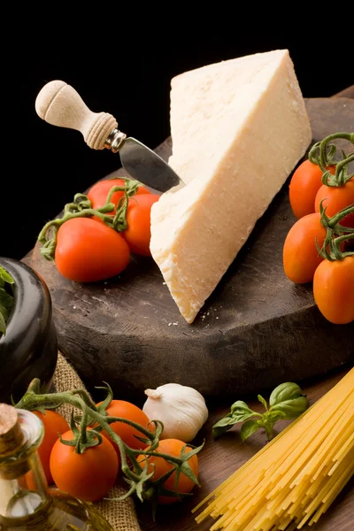 Ингредиенты для макарон с томатным соусом — стоковое фото