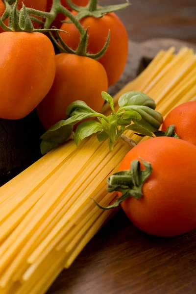Zutaten für Pasta mit Tomatensauce — Stockfoto