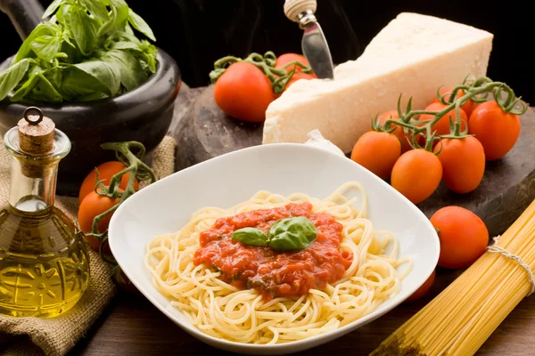 Pâtes avec sauce tomate et ingrédients — Photo