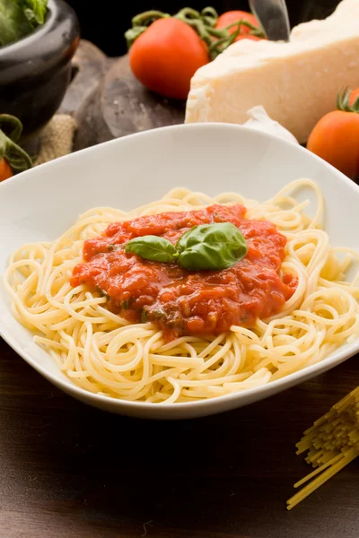 Těstoviny s omáčkou rajčata a ingredience — Stock fotografie