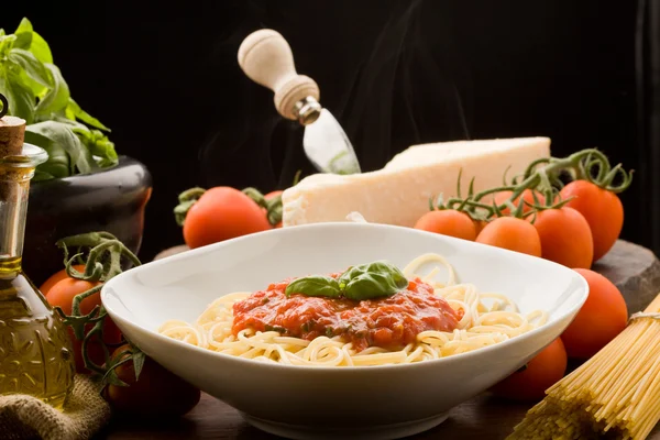 Паста с томатным соусом и ингредиентами — стоковое фото
