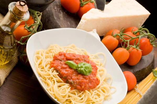 Těstoviny s omáčkou rajčata a ingredience — Stock fotografie
