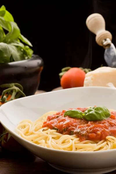 Makaron z sosem pomidor i składniki — Zdjęcie stockowe