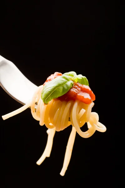フォークにラップされているトマトソースとバジルのスパゲッティ — ストック写真