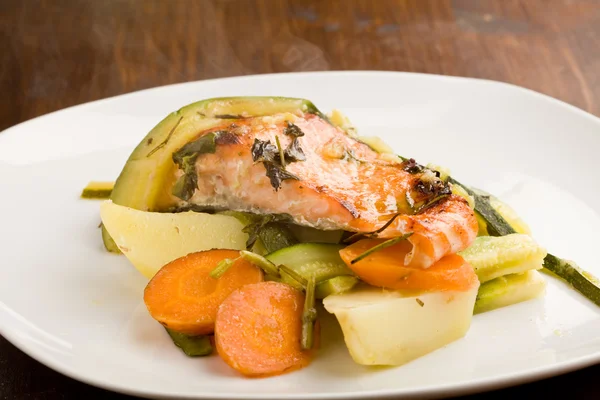 Запеченный лосось с овощами — стоковое фото