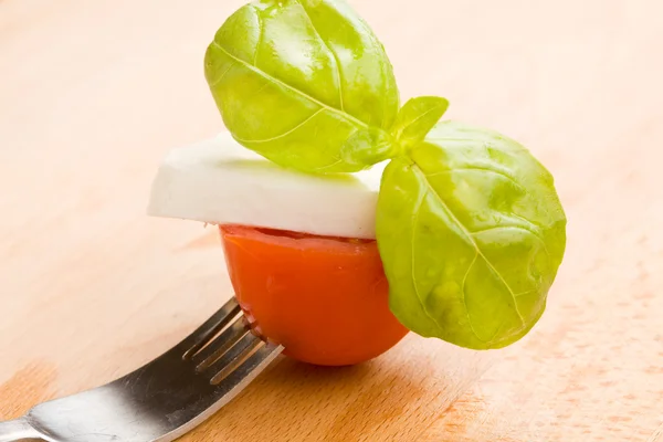Vork met tomatoe en mozzarella — Stockfoto