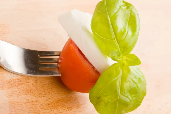 Tenedor con tomate y mozzarella —  Fotos de Stock