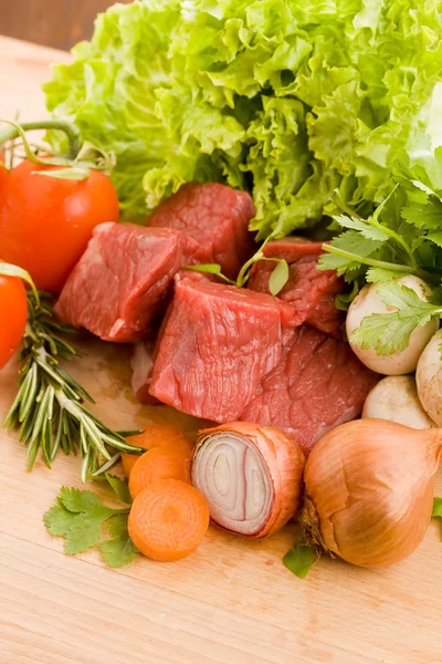 야채와 함께 절단된 고기 — 스톡 사진