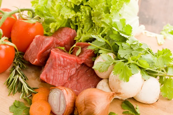Blokjes vlees met groenten — Stockfoto