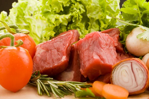 Kockára vágott hús zöldségekkel — Stock Fotó