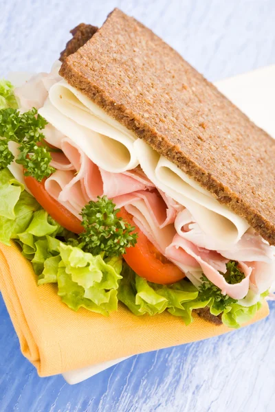Сэндвич с сыром и ветчиной — стоковое фото