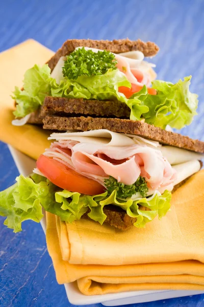 Sandviș cu brânză și șuncă — Fotografie, imagine de stoc