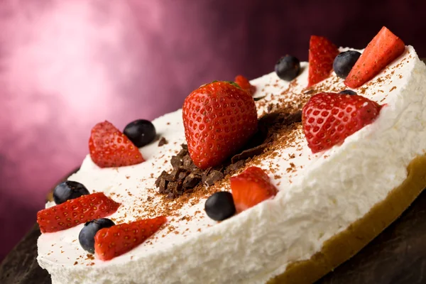 딸기를 곁들인 케이크 — 스톡 사진