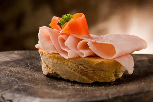 Broodje met ham en tomaat — Stockfoto