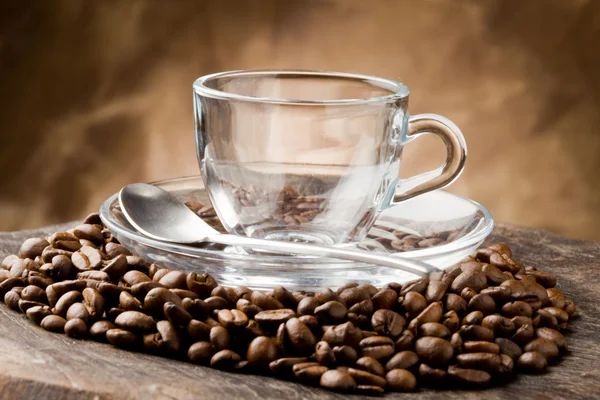 Leeg glas cup op koffie bonen — Stockfoto