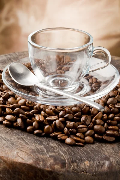 Leeg glas cup op koffie bonen — Stockfoto