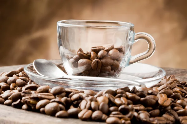 Boş bardak fincan kahve çekirdekleri — Stok fotoğraf