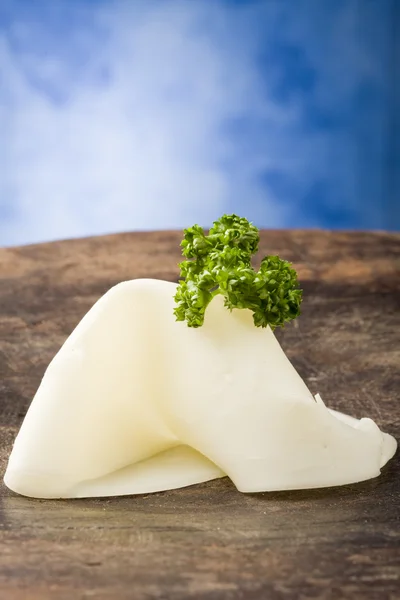 Plátkový sýr s petrželkou — Stock fotografie
