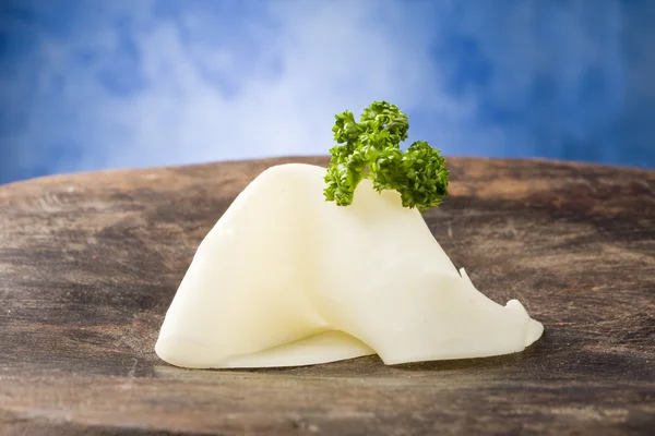 Нарезанный сыр с петрушкой — стоковое фото