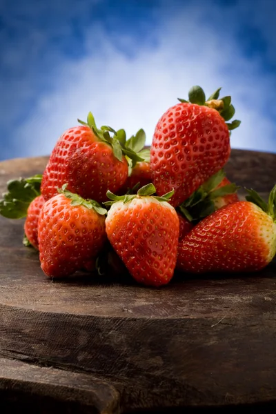 Erdbeeren auf Holztisch — Stockfoto